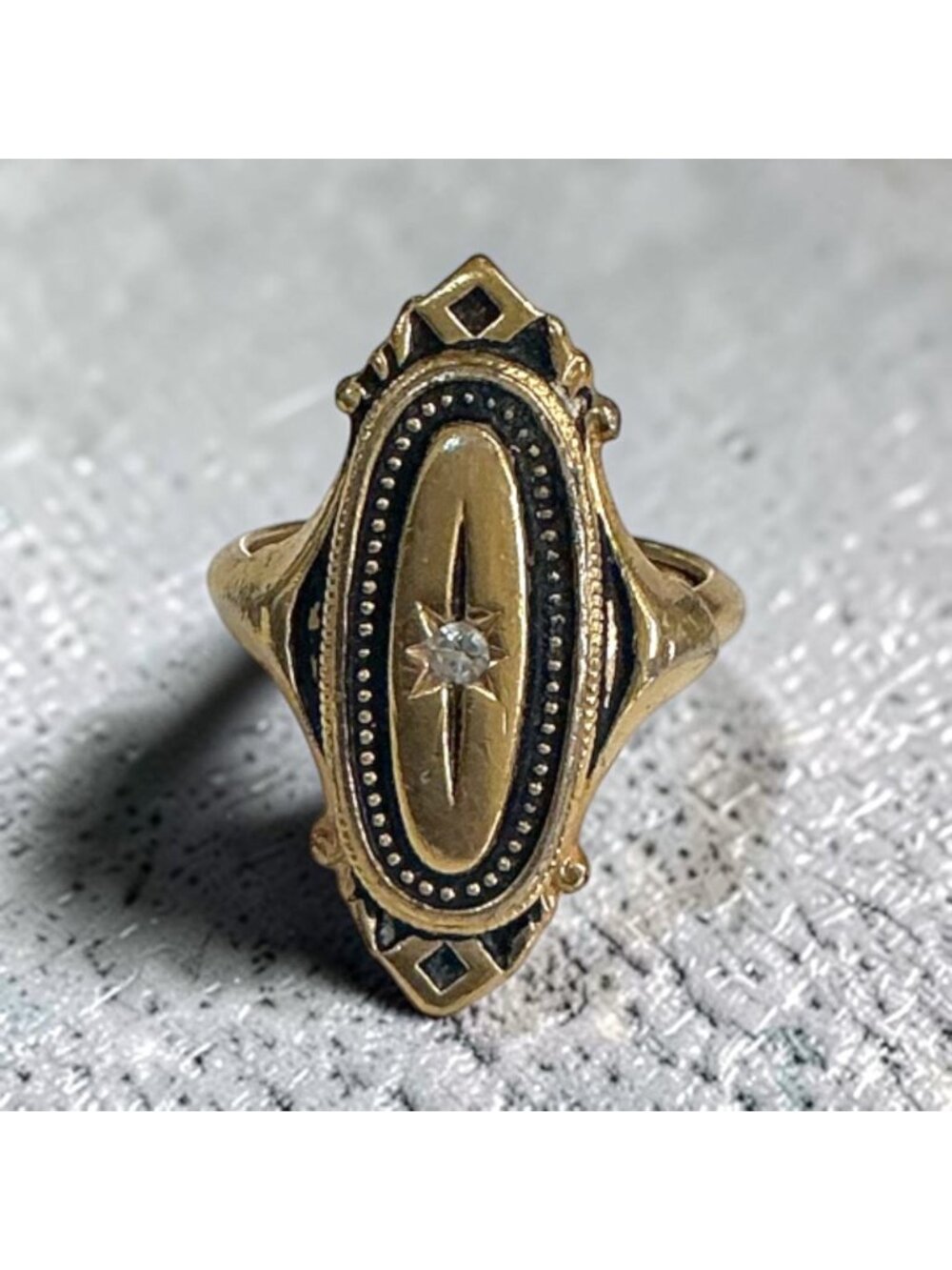 Vintage Avon Kensington Oval Ring With Starburst Accent & Stone